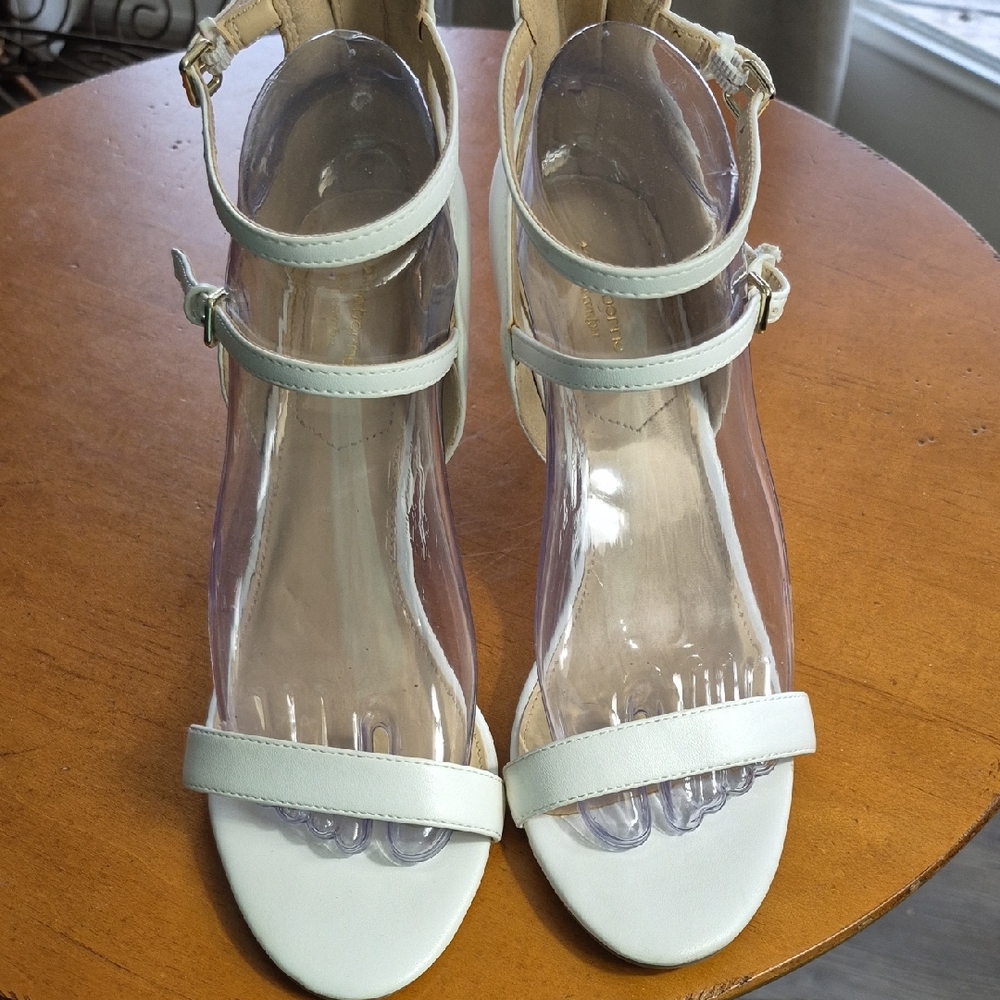 Liz Claiborne Strappy Cream Heels. Sz 9